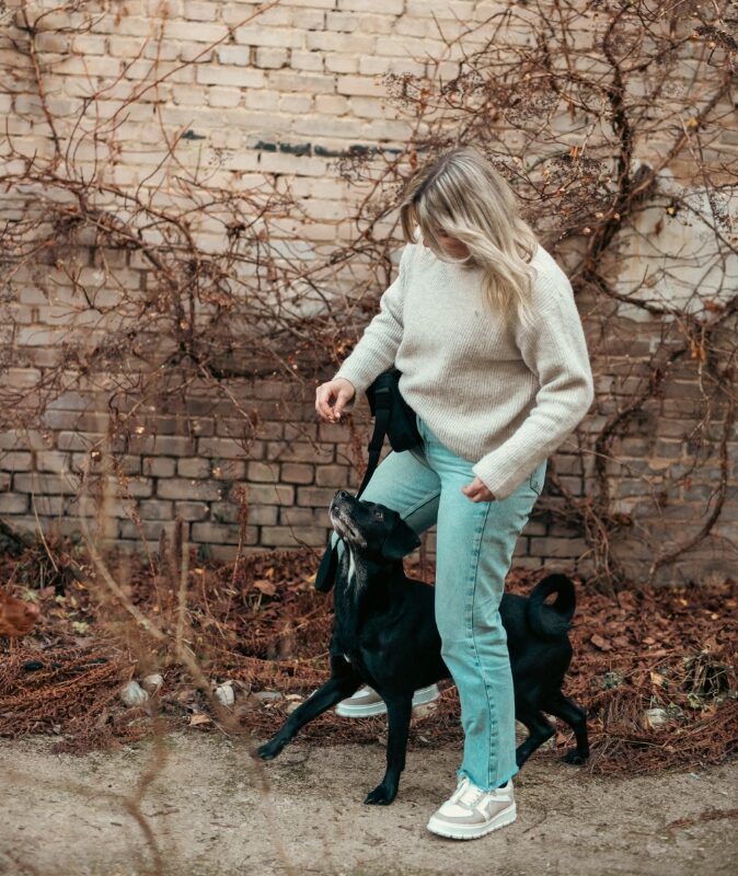 Julia Wenauer mit Hund Rudi beim Trainieren